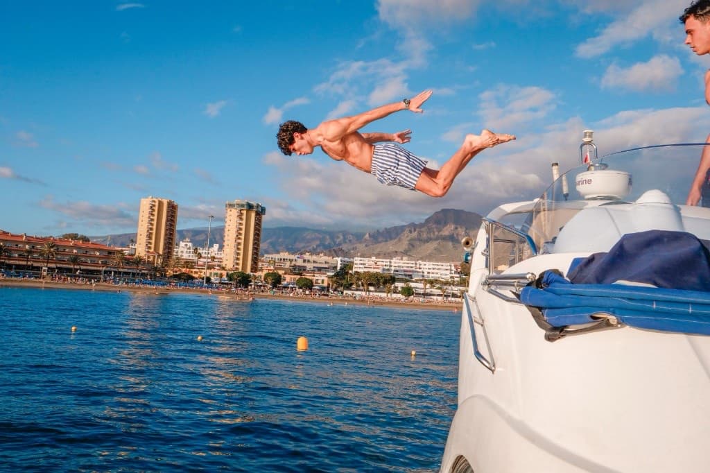Salto al mar desde un barco