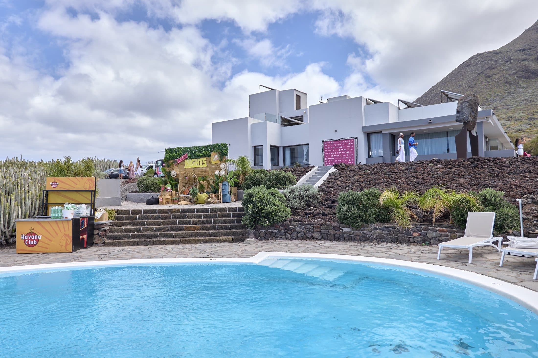 La villa y el photocall Social House Nights junto a la piscina