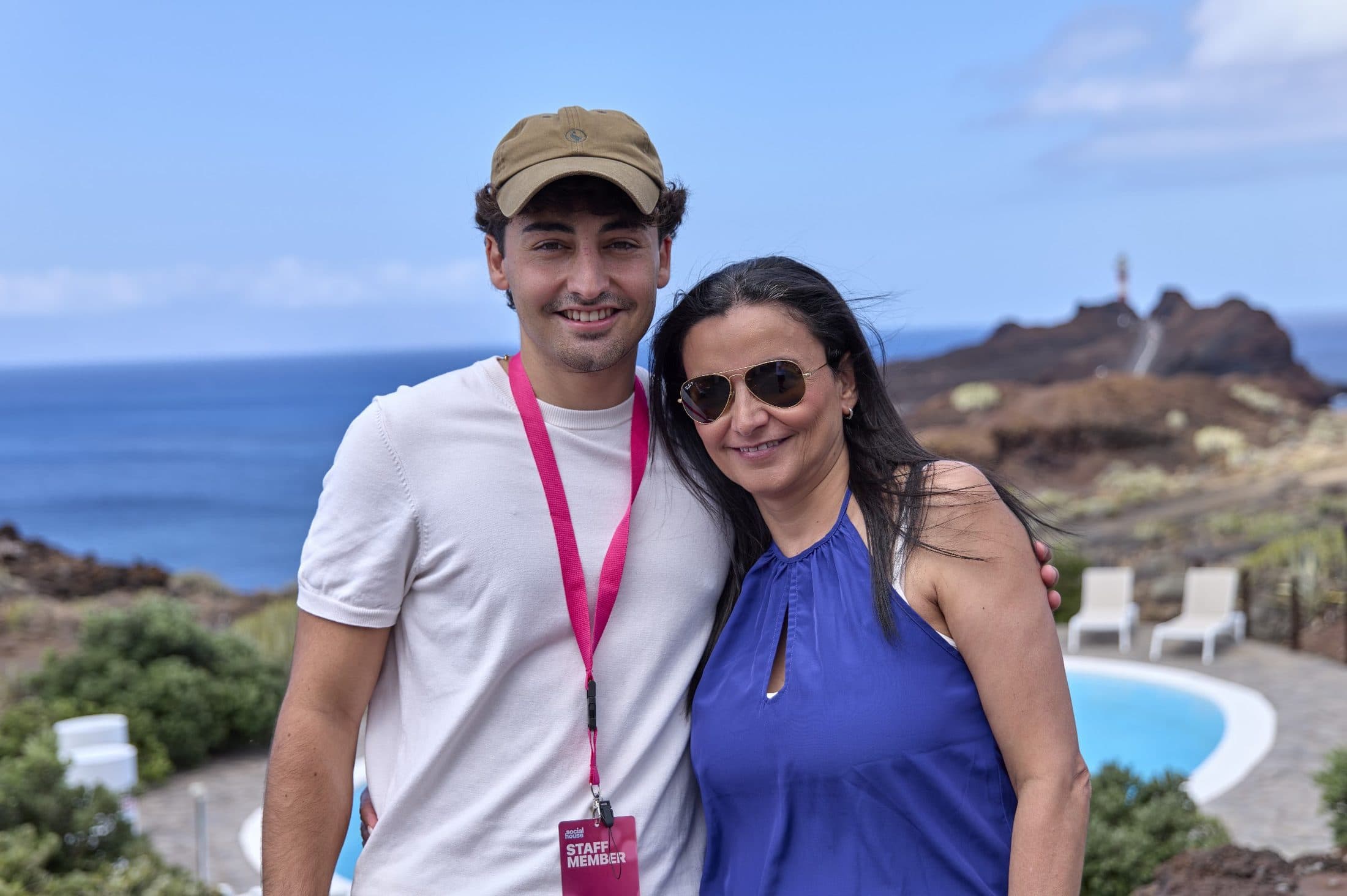 Invitados junto a la piscina de la villa, con el faro y el Atlántico al fondo