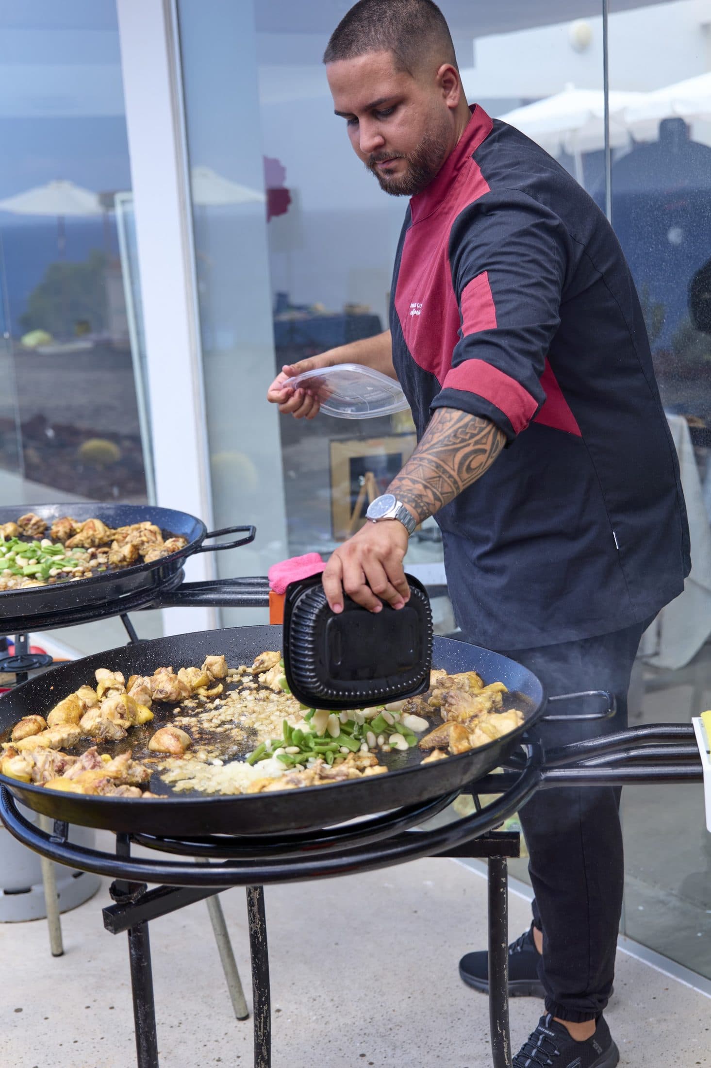 Chef preparando la paella en la villa