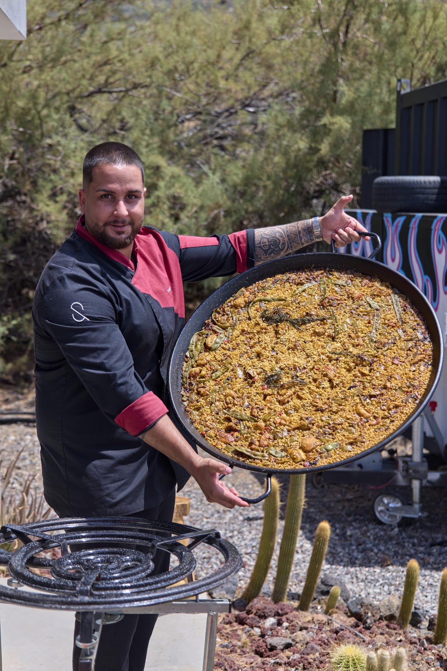 Chef presentando la paella del encuentro