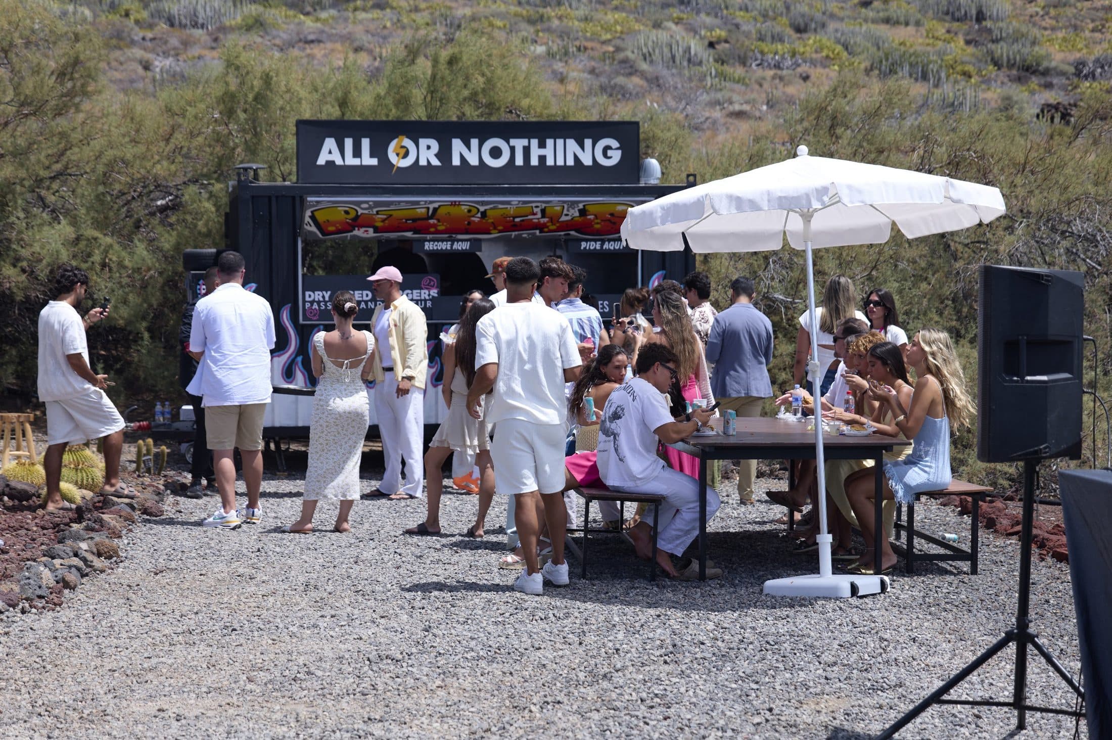 Invitados en el food truck durante el encuentro