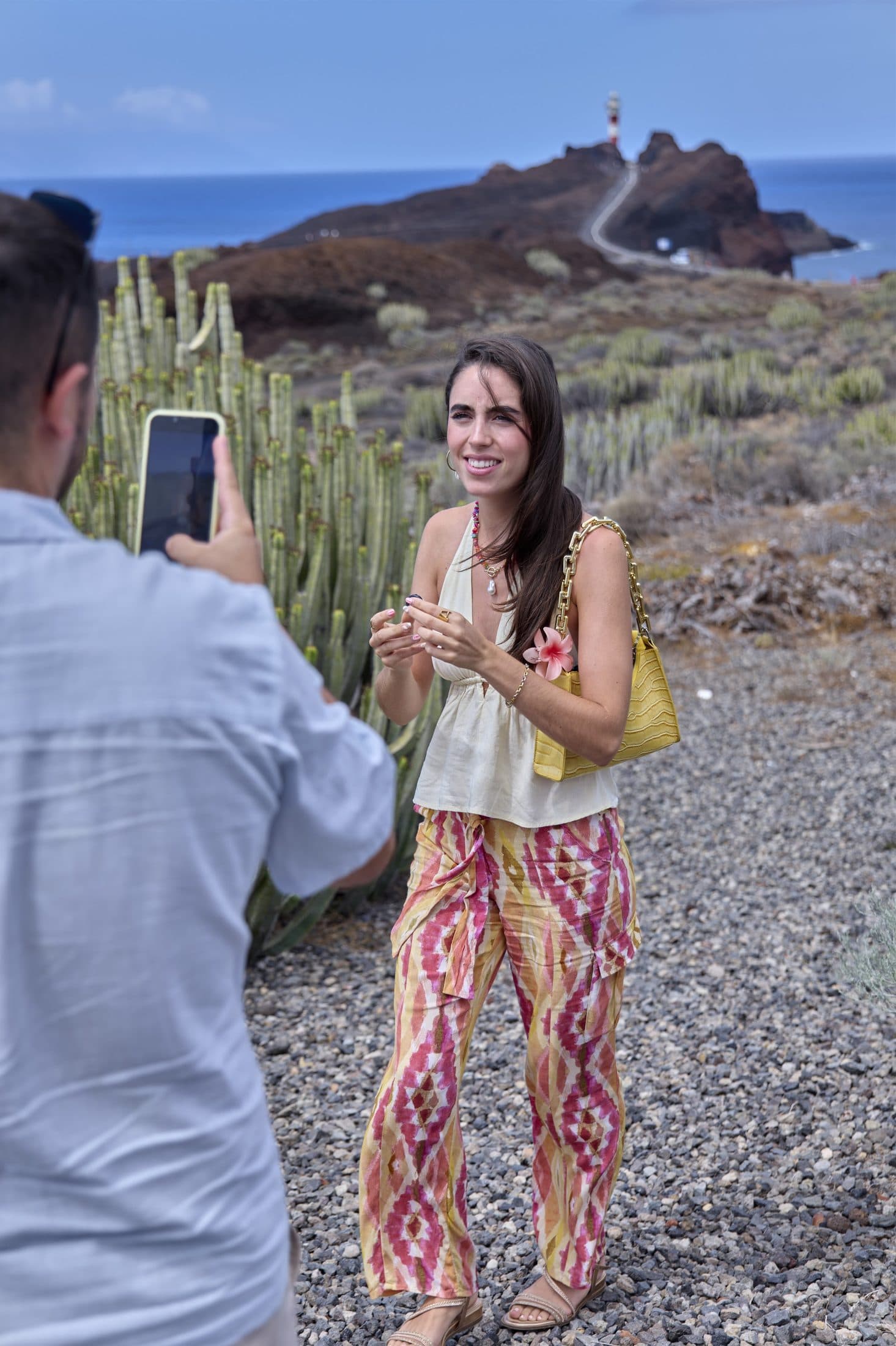 Invitada con el faro de Tenerife al fondo